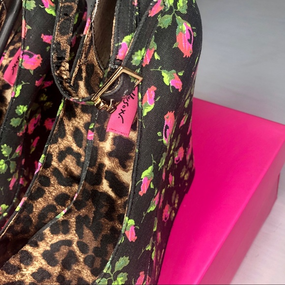 Betsey Johnson Rose Print Wedge Sandals. - Picture 3 of 5